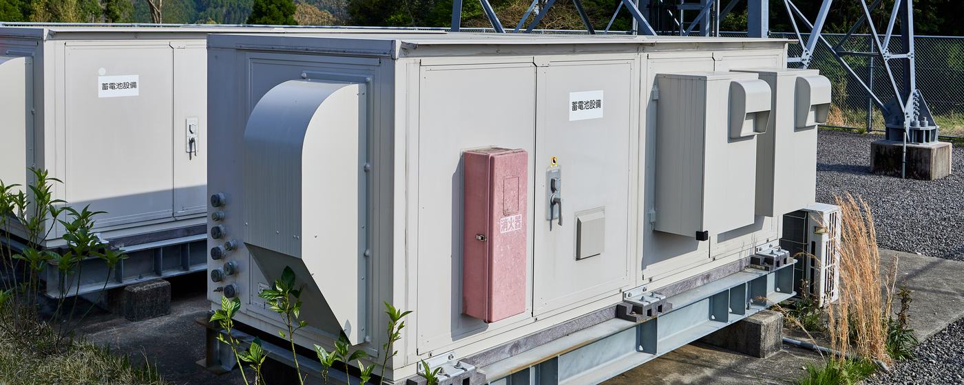 鉄塔のそばに設置された系統用蓄電池設備